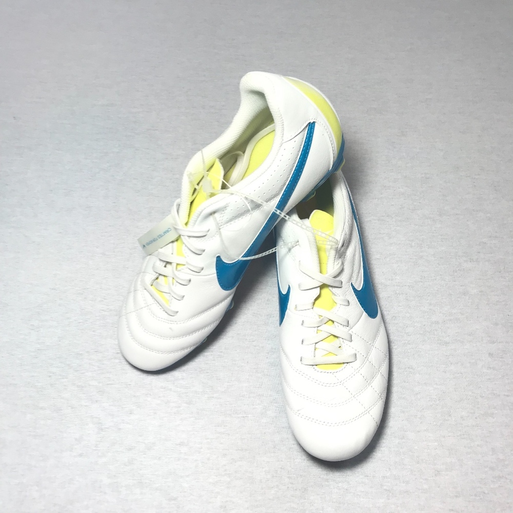 Nike Womens Soccer Cleats Size 8.5 New
